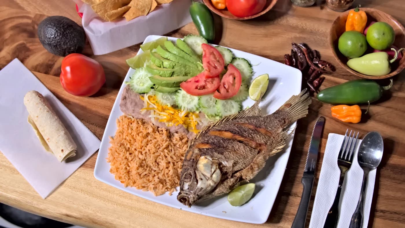 Plato de comida de la imagen de portada del menú de Lucy’s Taco Shop en Bend.